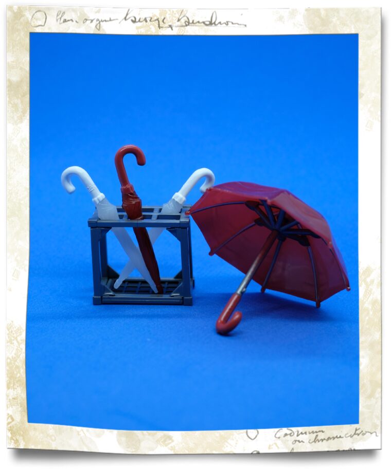 傘立てと赤い傘